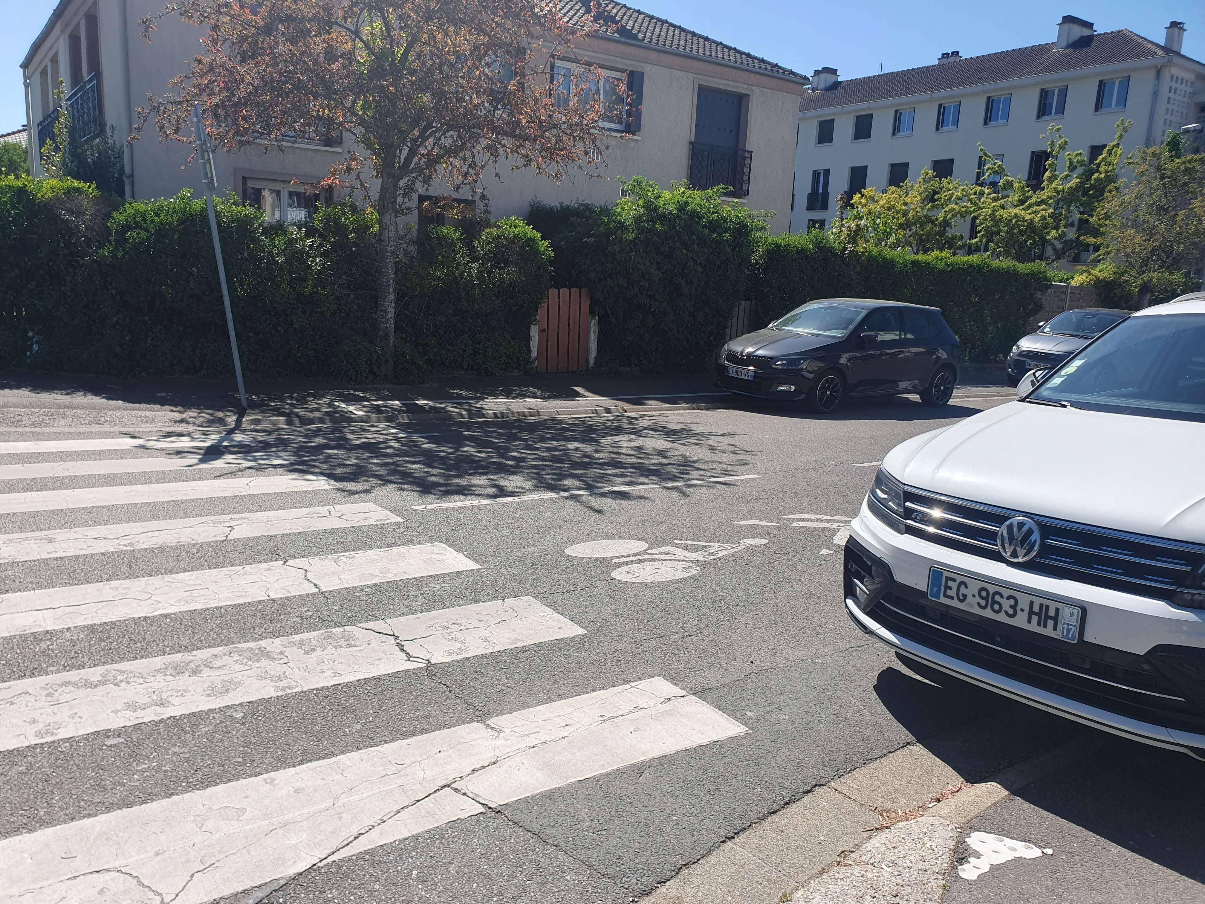 Place de stationnement sur chaussée en amont d'un passage pieton